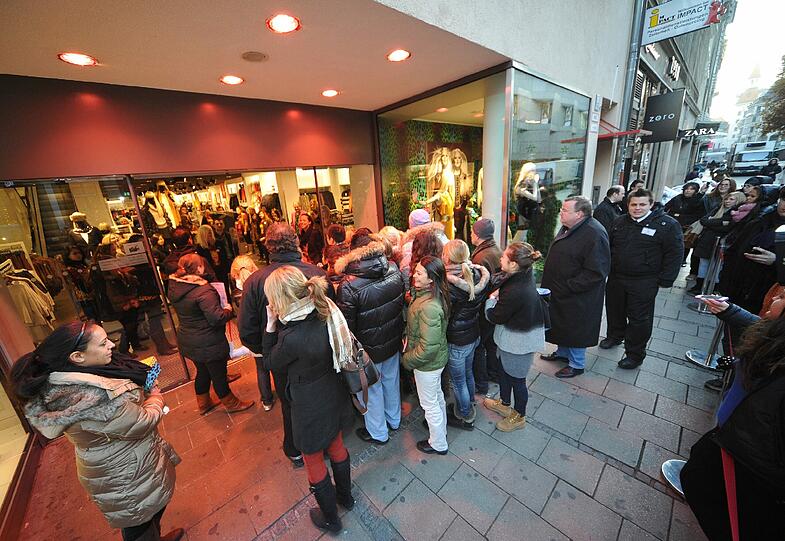 Am Donnerstagmorgen startete der Verkauf der neuen Versace-Kollektion bei H&M: Bereits in der Nacht standen die Münchener Schlange vor der H&M-Filiale in der Kaufinger Straße. Die AZ war beim Ansturm auf Versace dabei.