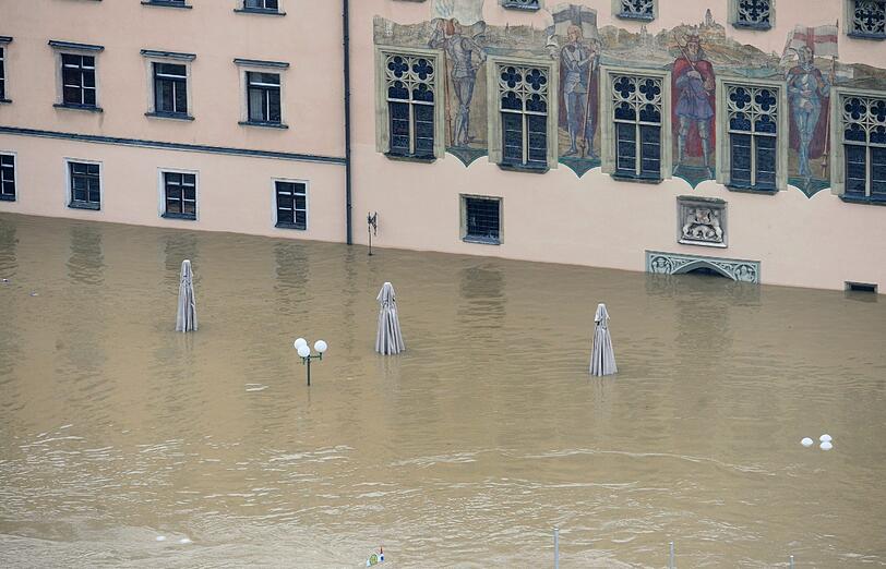 Die Passauer Innenstadt ist komplett überflutet. Von Entspannung kann weiterhin keine Rede sein.