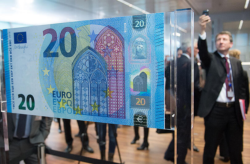 Am Dienstag wurde der neue 20-Euro-Schein in Frankfurt vorgestellt. Durch gesteigerte Sicherheitsmaßnahmen soll dieser nicht mehr so leicht gefälscht werden können.
