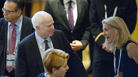 Der ehemalige US-Senator John McCain (l.) gehört am Sonntag zu den Rednern bei der 52. Münchner Sicherheitskonferenz.