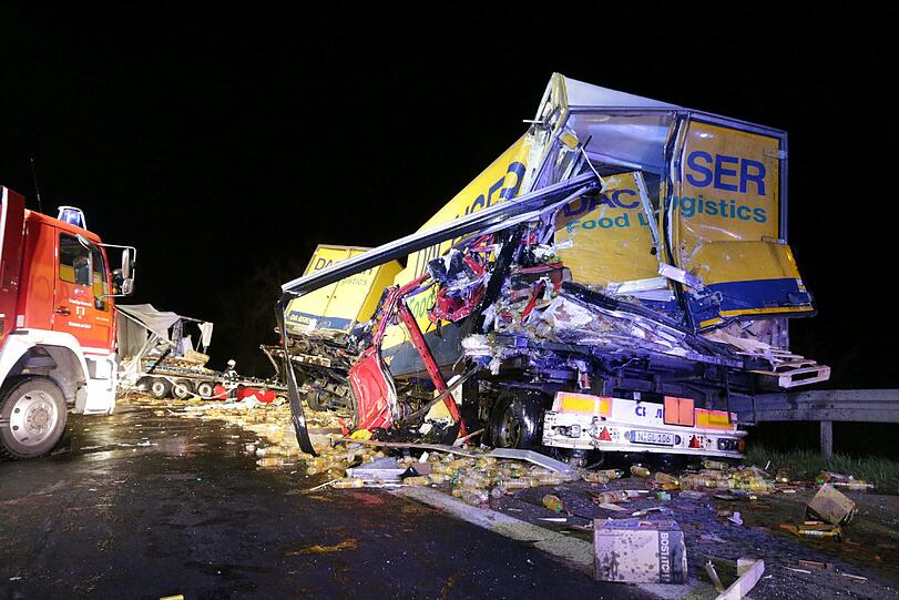 Die A3 glich einem Schlachtfeld: Bei dem Unfall krachten drei Lkws ineinander. Einer verlor dabei 23 Tonnen Salatöl.