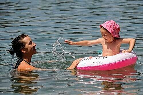 Ich mach dich nass: Eine Mutter mit Kind im Feldmochinger See, dessen Wasserqualität ausgezeichnet ist.
