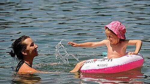 Ich mach dich nass: Eine Mutter mit Kind im Feldmochinger See, dessen Wasserqualität ausgezeichnet ist. Ich mach dich nass: Eine Mutter mit Kind im Feldmochinger See, dessen Wasserqualität ausgezeichnet ist.