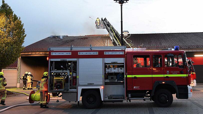 Großeinsatz am Pfingstsonntag: Mehrere Feuerwehren haben in Mühldorf einen Penny-Supermarkt gelöscht.