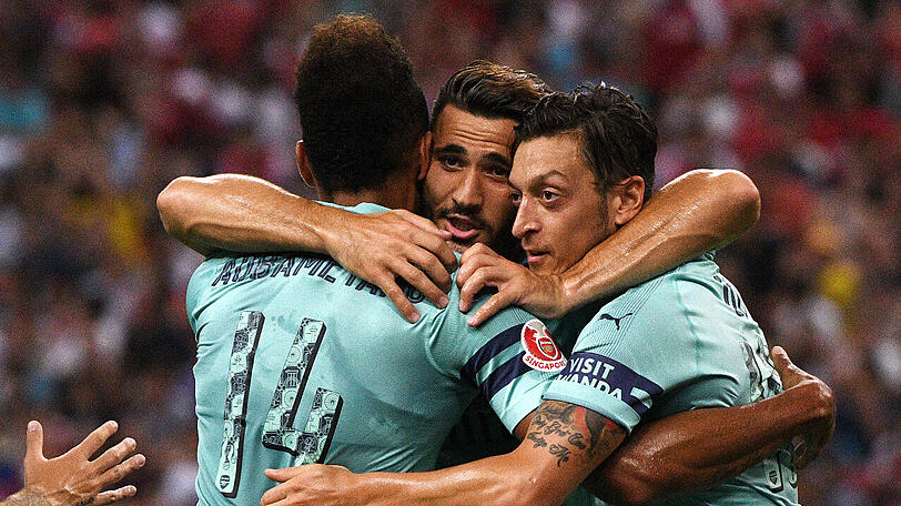 Mesut Özil (rechts) vom FC Arsenal lässt sich für sein Tor zum 1:0 von seinen Kollegen Pierre-Emerick Aubameyang (links) und Sead Kolasinac feiern.