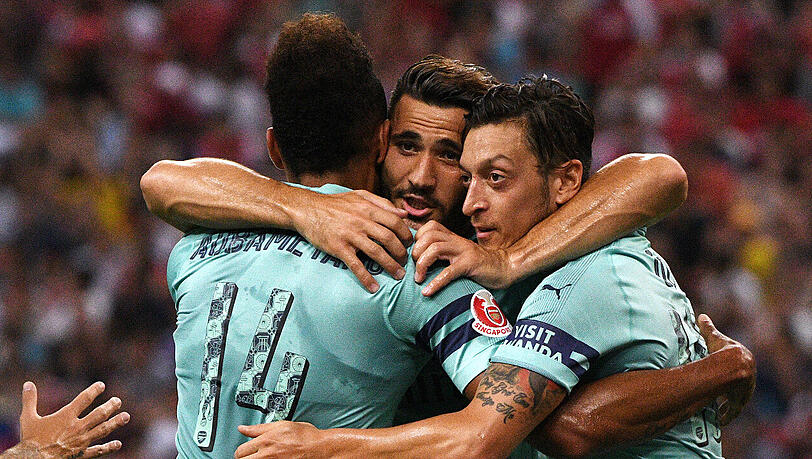 Mesut Özil (rechts) vom FC Arsenal lässt sich für sein Tor zum 1:0 von seinen Kollegen Pierre-Emerick Aubameyang (links) und Sead Kolasinac feiern. Mesut Özil (rechts) vom FC Arsenal lässt sich für sein Tor zum 1:0 von seinen Kollegen Pierre-Emerick Aubameyang (links) und Sead Kolasinac feiern.