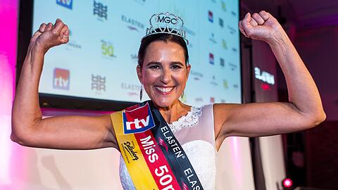 Die Siegerin Tatjana Jünger jubelt nach dem Finale des Schönheitswettbewerbs "Miss 50 plus".