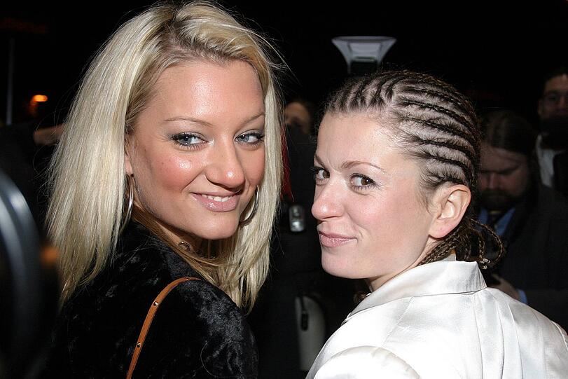 "Ja, es stimmt - es ist Liebe", bestätigten Juliette Schoppmann (DSDS) und Lucy Diakovska ("No Angels") 2005. Die beiden zogen sogar zusammen in ein gemeinsames Haus. Doch Juliette gab später zu, dass sie eigentlich immer nur auf Männer stand.