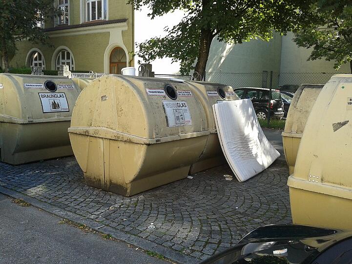 Diese verdreckste und miefende Matratze steht in der Römerstraße.