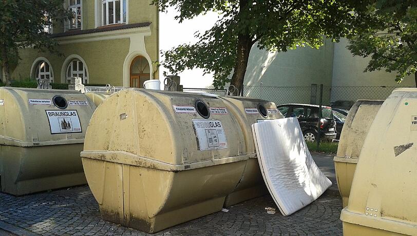 Diese verdreckste und miefende Matratze steht in der Römerstraße. Diese verdreckste und miefende Matratze steht in der Römerstraße.