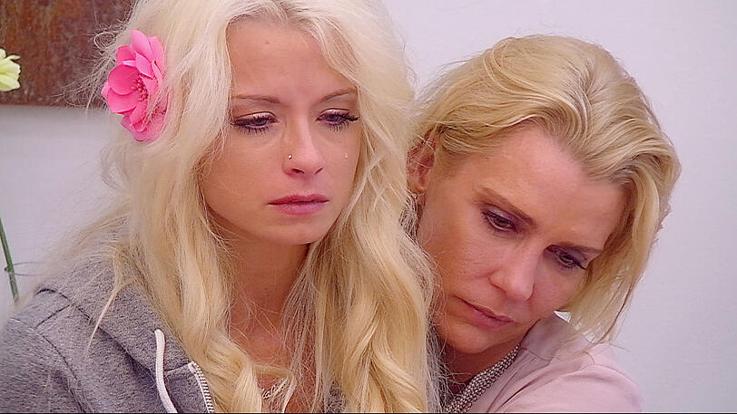 Was sonst noch bei Promi Big Brother passierte: Mia Magma sonnt sich mit Paul Janke und im Keller steigt eine Party. Die Bilder...