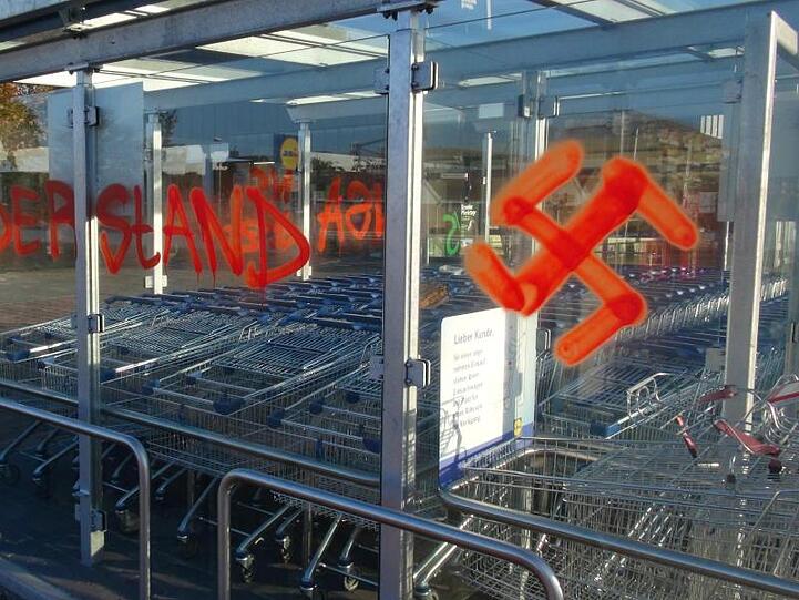 Mit Naziparolen beschmiert: Ein Abstellplatz für Einkaufswagen in Salzwedel'.