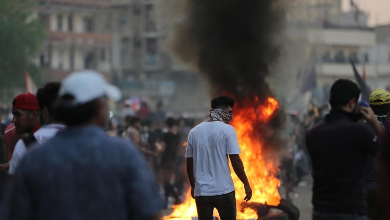 Demonstranten verbrennen Reifen während eines Protestes in Bagdad. Demonstranten verbrennen Reifen während eines Protestes in Bagdad.