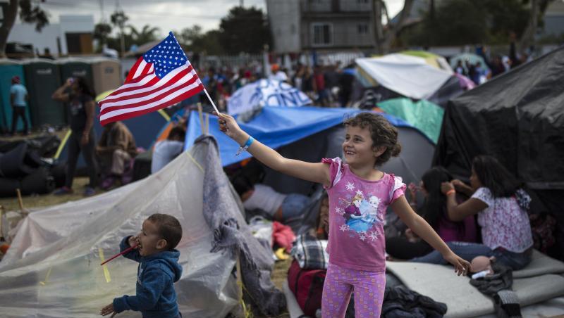 Ein Kind aus Honduras schwenkt eine amerikanische Flagge in Richtung eines Hubschraubers des US-Grenzschutzes. Ein Kind aus Honduras schwenkt eine amerikanische Flagge in Richtung eines Hubschraubers des US-Grenzschutzes.