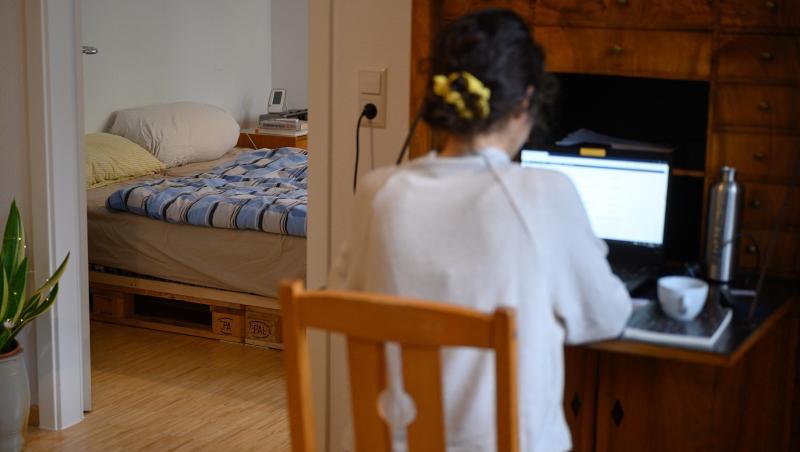 Eine Frau arbeitet aufgrund der Ausbreitung des Coronaviruses von zuhause aus.