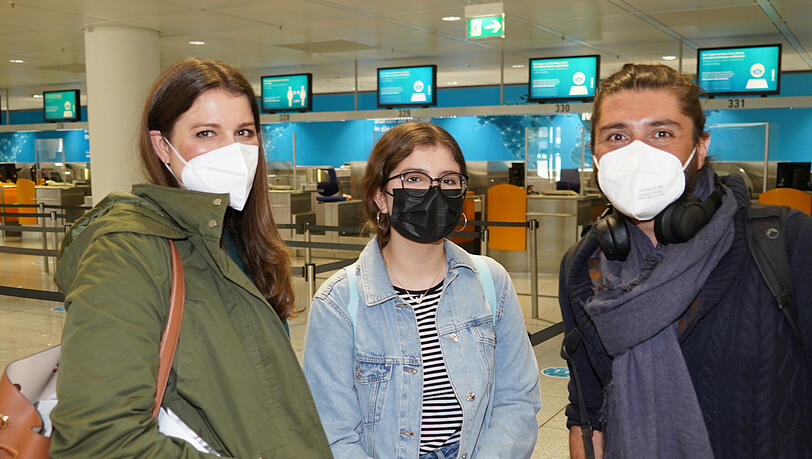 Nina Benltaief (l.) mit Tochter Mia Benltaief und Sabri Benltaief (41) auf dem Weg nach Tunis. Nina Benltaief (l.) mit Tochter Mia Benltaief und Sabri Benltaief (41) auf dem Weg nach Tunis.