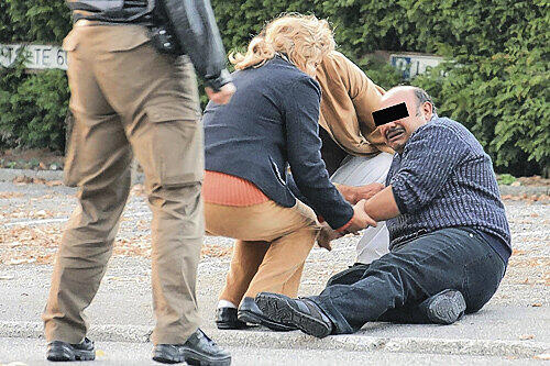 Der Bruder der getöteten (47) war so geschockt, dass er weinend auf der Straße zusammenbrach.