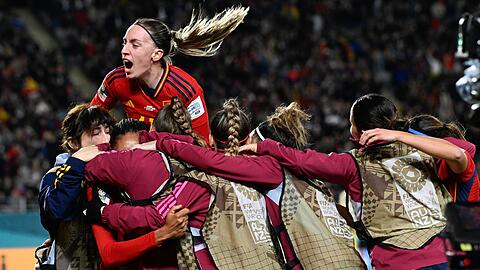 Die Spanierinnen sind mit einem 2:1-Sieg gegen Schweden ins WM-Finale eingezogen.
