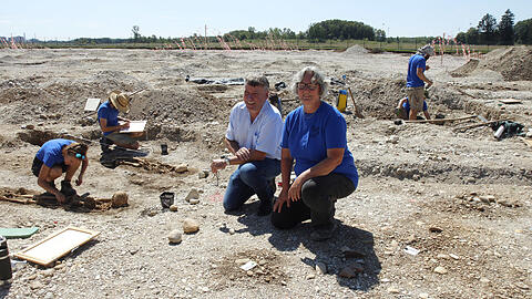 Ein Archäologinnenteam untersucht die rund 11.000 Quadratmeter große Fläche in der Fröttmaninger Heide, auf der im Mittelalter das vergessene Dorf Wagrain gestanden hat. In der Mitte:  der Mittelalter-Archäologe Jochen Haberstroh vom Landesamt für Denkmalpflege.