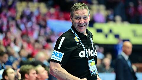 Andreas Wolffs Leistung ringt sogar Bundestrainer Alfred Gislason ein Lachen ab.