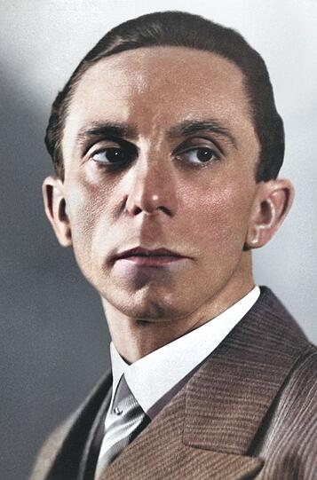 Joseph Goebbels, zunächst NSDAP-Gauleiter von Berlin, wird später auch Reichspropagandaminister. Er ist einer der maßgeblichen Architekten der NS-Diktatur. Joseph Goebbels, zunächst NSDAP-Gauleiter von Berlin, wird später auch Reichspropagandaminister. Er ist einer der maßgeblichen Architekten der NS-Diktatur.
