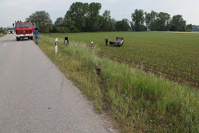 Unfall bei Ampfing: Ein Kleinwagen brettert durchs Bankett und landet auf einem Feld auf dem Dach. Der Fahrer wird nur leicht verletzt
