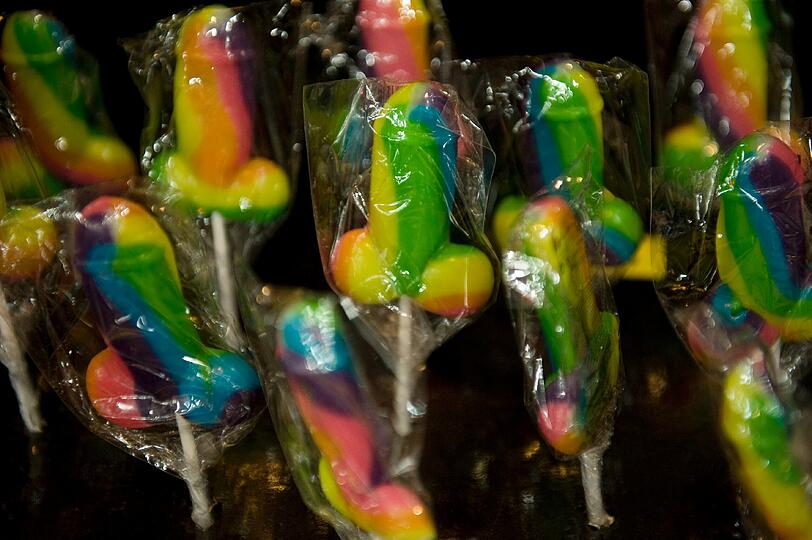 ...und als Betthupferl noch einen Phallus-Lolli genießen.