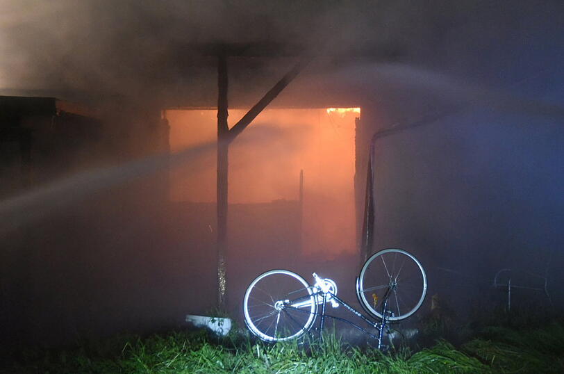 Stundenlang kämpfte die Feuerwehr gegen die Flammen in Vilsheim-Kemoden. Die Bilder vom Einsatz.