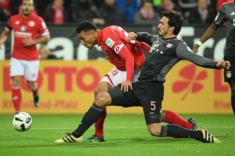 MATS HUMMELS:  NOTE 3.
Schlechtes Stellungsspiel vor dem 0:1 &ndash; rückte zu mutig zu weit nach  
vorne und kam dann nicht mehr hinterher. Ansonsten souverän und  
sicher. Gute Körpersprache.