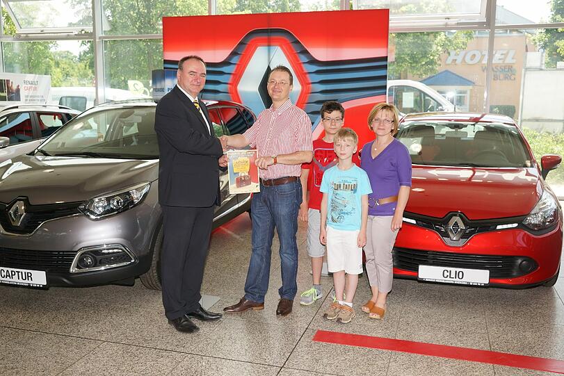 Renault-Niederlassungsleiter Thomas Gläsel (l.) und Christian Spielhaupter mit Familie.