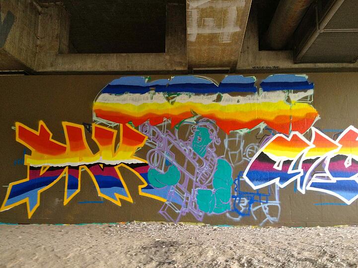 Unter der Brudermühlbrücke schaut's jedes Jahr anders bunt aus: Grafittisprayer verkünstlern sich hier bei "Isart".