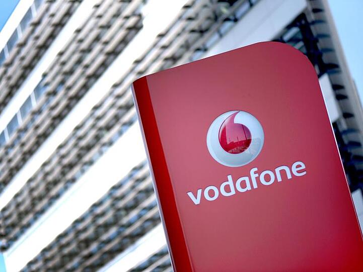 Das Firmenlogo von vodafone ist vor der Deutschlandzentrale in Düsseldorf zu sehen. Foto: Federico Gambarini/Archiv