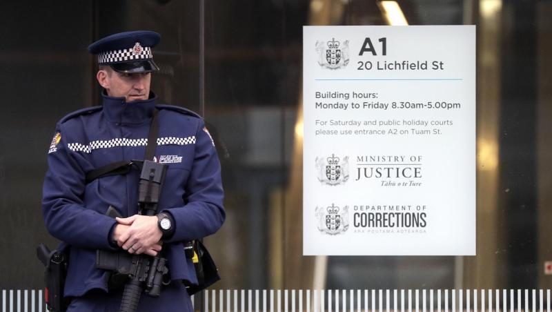 Ein Polizist steht vor dem Eingang zum Gericht in Christchurch. Der mutmaßliche Attentäter wurde bei einer Anhörung per Video-Übertragung zugeschaltet. Ein Polizist steht vor dem Eingang zum Gericht in Christchurch. Der mutmaßliche Attentäter wurde bei einer Anhörung per Video-Übertragung zugeschaltet.