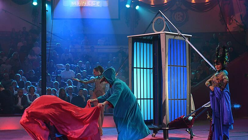 Moderator Guido Cantz (M) tritt als Zauberer in der Manege des Circus Krone bei der Aufzeichnung von „Stars in der Manege“ auf.