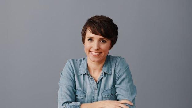 Gina Schöler, die selbsternannte Glücksministerin, gibt in Büchern, Workshops und mehr Impulse für mehr Glücksgefühl und Wohlbefinden. Gina Schöler, die selbsternannte Glücksministerin, gibt in Büchern, Workshops und mehr Impulse für mehr Glücksgefühl und Wohlbefinden.