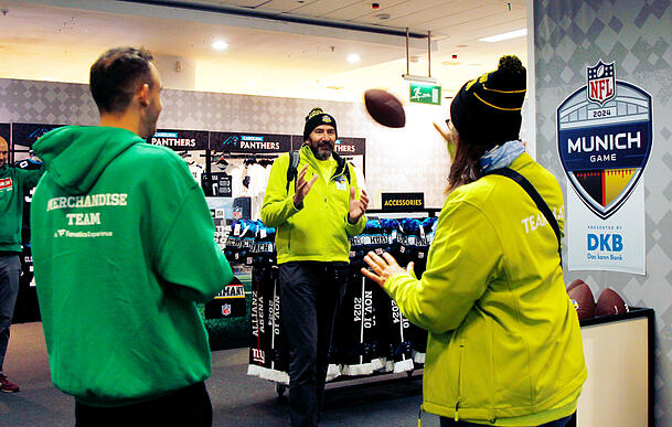Die Footballs können vor dem Kauf natürlich getestet werden, wie hier von den Volunteers. Die Footballs können vor dem Kauf natürlich getestet werden, wie hier von den Volunteers.