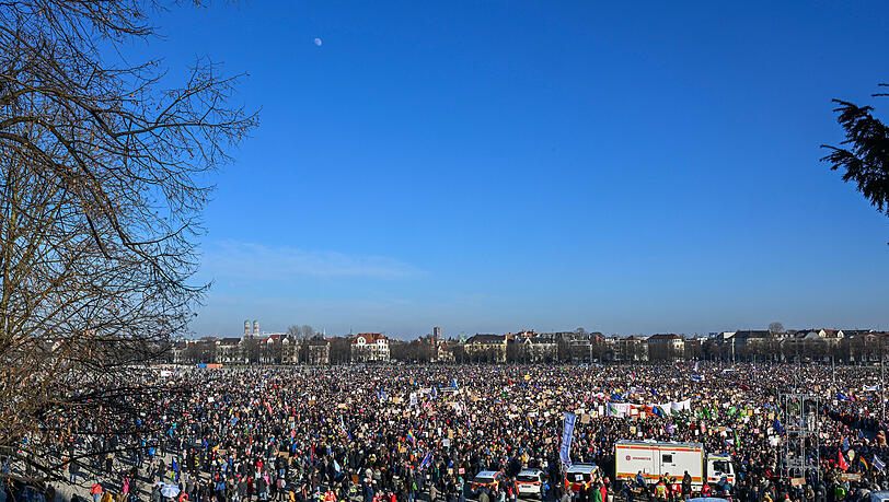 Am Samstag kamen laut Polizei 250.000 Menschen auf der Theresienwiese zusammen, um ein friedliches Zeichen für die Demokratie zu setzen. Der Veranstalter sprach sogar von 320.000 Teilnehmern.