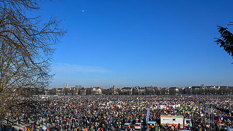 Am Samstag kamen laut Polizei 250.000 Menschen auf der Theresienwiese zusammen, um ein friedliches Zeichen für die Demokratie zu setzen. Der Veranstalter sprach sogar von 320.000 Teilnehmern.