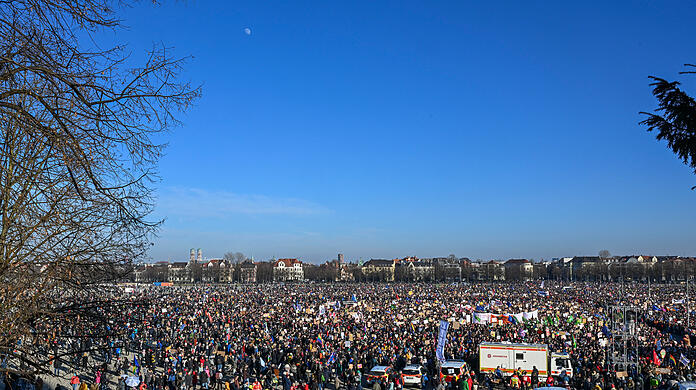 Am Samstag kamen laut Polizei 250.000 Menschen auf der Theresienwiese zusammen, um ein friedliches Zeichen für die Demokratie zu setzen. Der Veranstalter sprach sogar von 320.000 Teilnehmern.