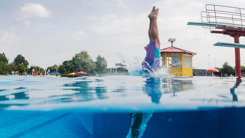 Die beiden Schwimmer zogen die Frau aus dem Wasser. (Symbolbild) Die beiden Schwimmer zogen die Frau aus dem Wasser. (Symbolbild)