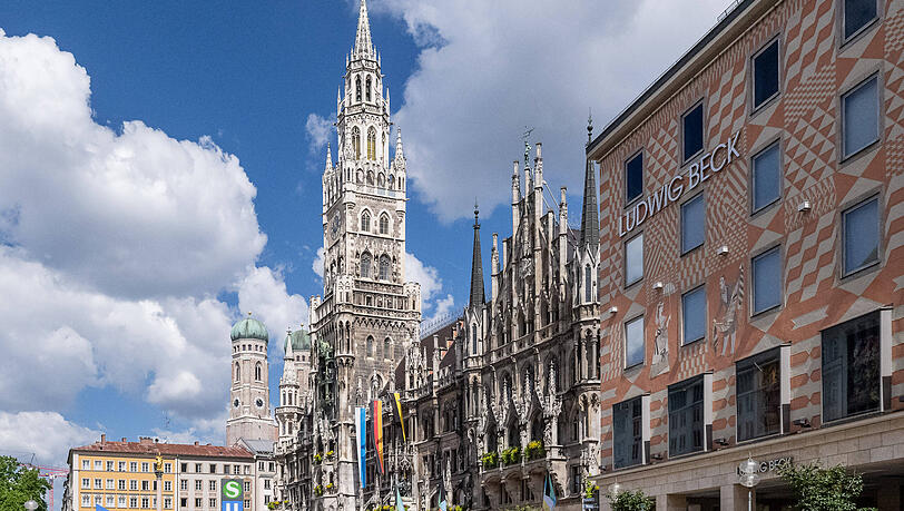 Mehrere Altstadtführungen starten am Marienplatz. Mehrere Altstadtführungen starten am Marienplatz.
