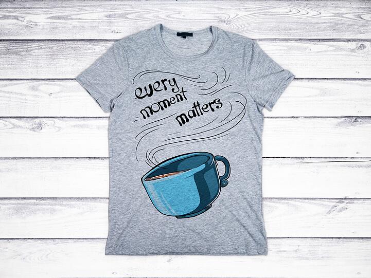 Die Temperatur sollte umso niedriger sein, je mehr Kunstfasern ein Kleidungsstück besitzt. Bedruckte T-Shirts geben Sie am besten gar nicht in den Trockner, da durch die Hitze der Aufdruck schmelzen, verkleben oder abgehen kann. Die Temperatur sollte umso niedriger sein, je mehr Kunstfasern ein Kleidungsstück besitzt. Bedruckte T-Shirts geben Sie am besten gar nicht in den Trockner, da durch die Hitze der Aufdruck schmelzen, verkleben oder abgehen kann.