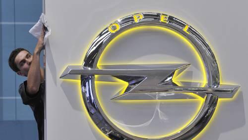 Ein Opel-Mitarbeiter poliert das neue Logo des Autobauers: Für die Beschäftigten geht die Zitterpartie weiter. Ein Opel-Mitarbeiter poliert das neue Logo des Autobauers: Für die Beschäftigten geht die Zitterpartie weiter.