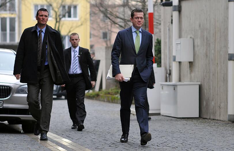 Guttenberg auf dem Weg zur Vorstandssitzung der CSU in München