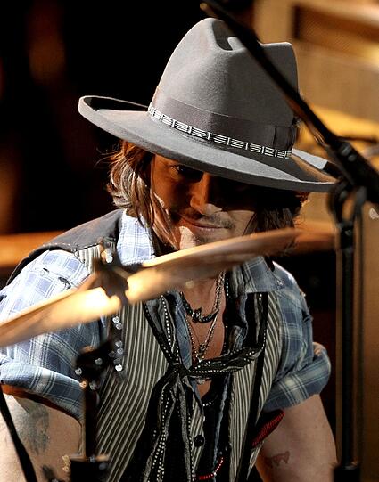 Johnny Depp wurde für sein Lebenswerk ausgezeichnet - und hielt sich vorab selbst ein Ständchen. Schließlich kann er nicht nur schauspielern, sondern auch singen und Gitarre spielen. Das bewies er an der Seite des Duos The Black Keys.
