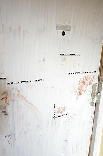 Blutverschmiert: Die Wohnungstüre.
