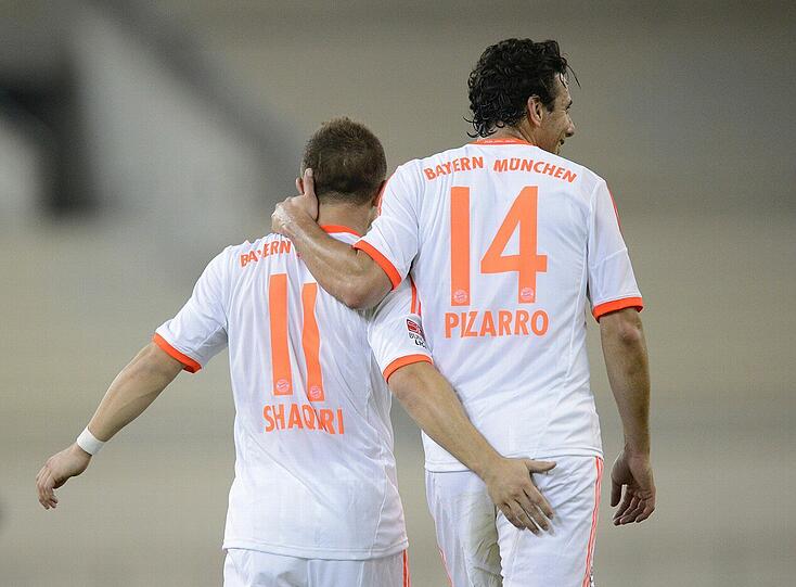 Xherdan Shaqiri (li.) und Claudio Pizarro umarmen sich in einem Testspiel. In der Meisterschaft werden sie zweite Wahl sein.