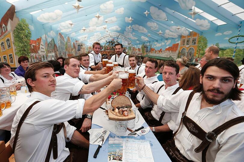 Mit Wiesn-Playmate: Der EHC feiert 2014 auf dem Okotberfest. Die Bilder.