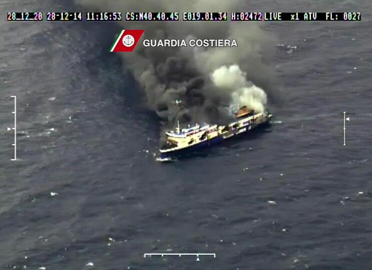 Die italienische Marine versucht die Passagiere der brennenden Fähre "Norman Atlantic" zu retten