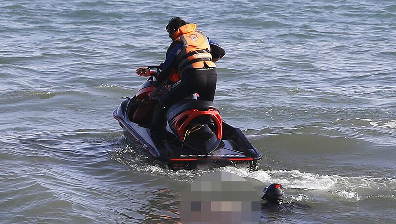Einsatzkräfte der "Proteccion Civil" ziehen eine der drei Leichen aus dem Wasser. Einsatzkräfte der "Proteccion Civil" ziehen eine der drei Leichen aus dem Wasser.